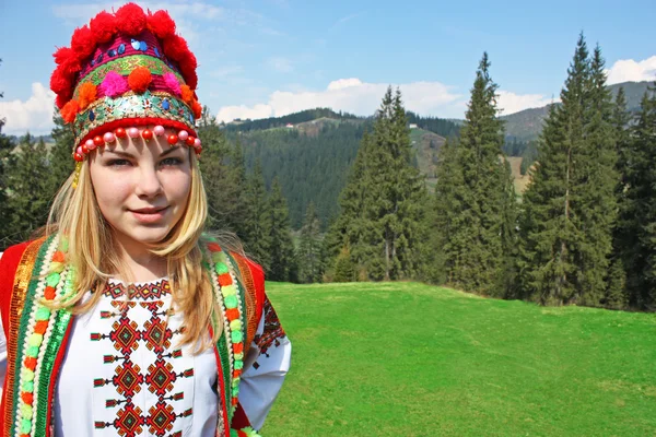 Дівчина в Український костюм — стокове фото