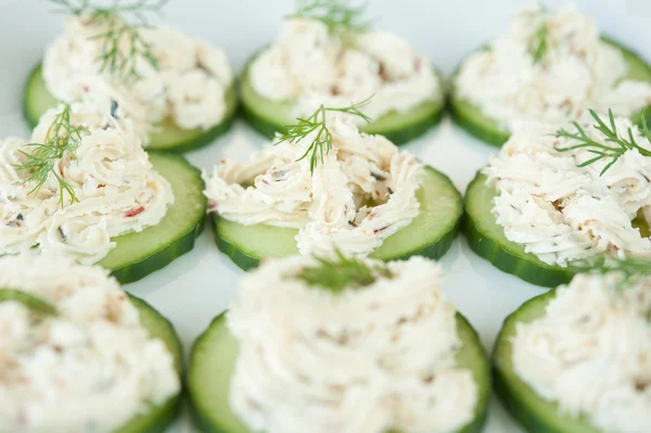 Salatalık üzerinde beyaz peynir — Stok fotoğraf
