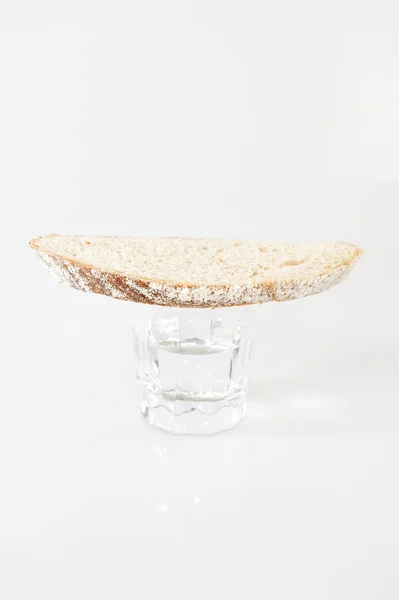 Vaso de vodka y pan — Foto de Stock