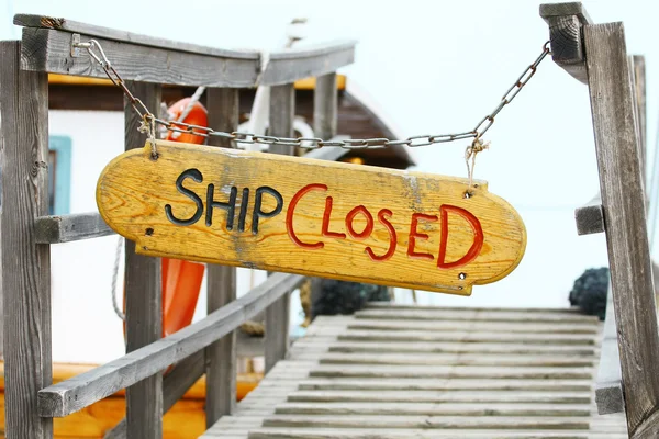 Old wood notice board/Ship closed — Stock Photo, Image