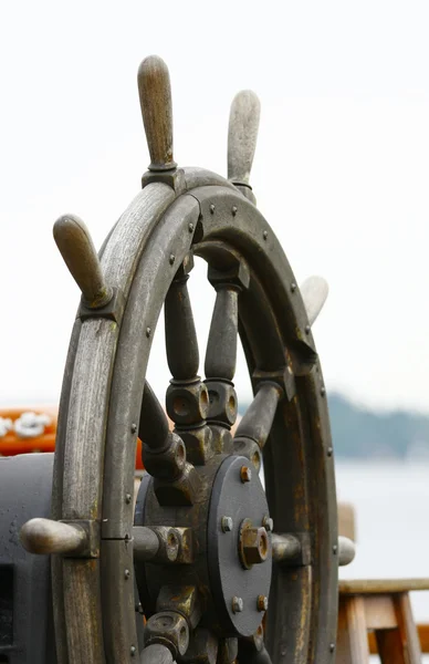 Velho leme de navio de madeira — Fotografia de Stock