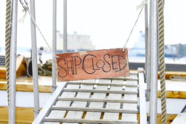 Gammal trä anslagstavla/fartyget stängd — Stockfoto