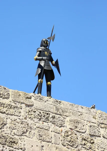 Caballero de armadura azul cielo en una pared en el casco antiguo de Rodas en Gr — Foto de Stock