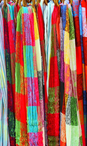 Syal berwarna-warni di pasar — Stok Foto