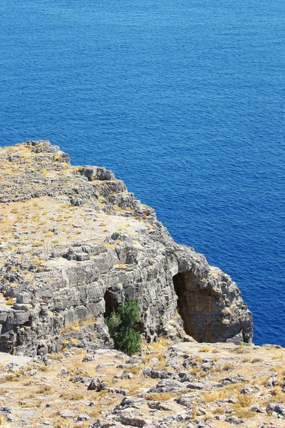 Montanha em Lindos Bay. Grécia — Fotografia de Stock