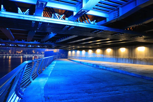 Blå belysning Broen – stockfoto