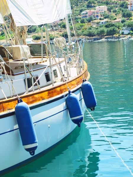 Barco a bordo com bugigangas azuis — Fotografia de Stock