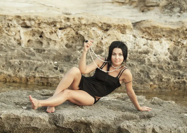 Mujeres sexuales en el agua cerca de rocas — Foto de Stock