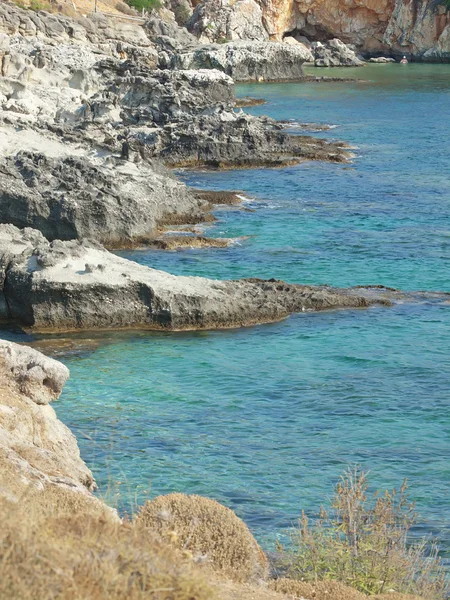 Uma pequena praia de seixos em Scala, Kefalonia — Fotografia de Stock