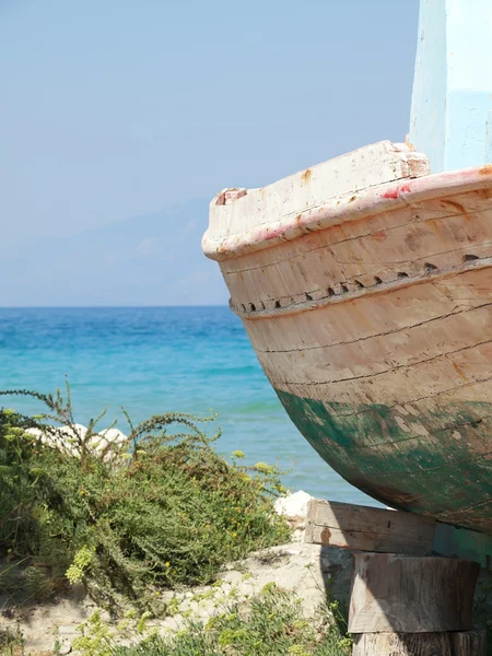 Старая лодка на побережье, Кефалония — стоковое фото