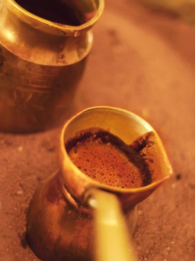 kum üzerinde geleneksel Yunan kahve