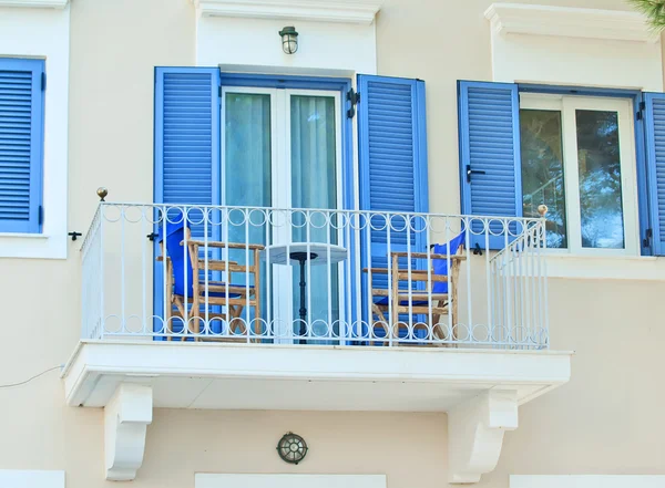 Traditionelle griechisch-blaue Fenster — Stockfoto