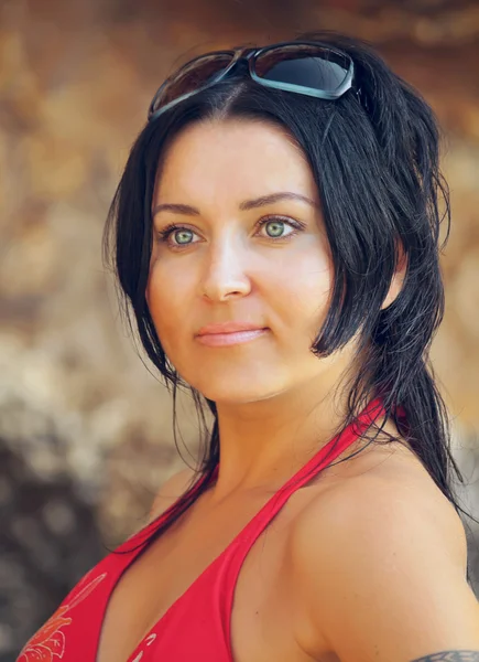 Szép és elegáns nők a strandon portréját — Stock Fotó