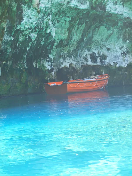Cueva azul Mellisani con barco en Cefalonia, Grecia —  Fotos de Stock