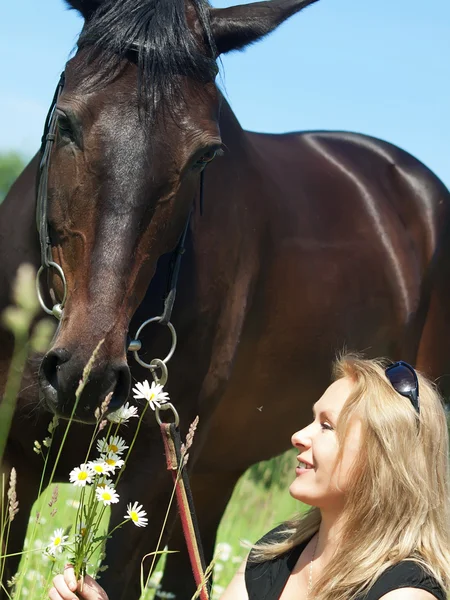 Mulheres bonitas com cavalo escuro — Fotografia de Stock