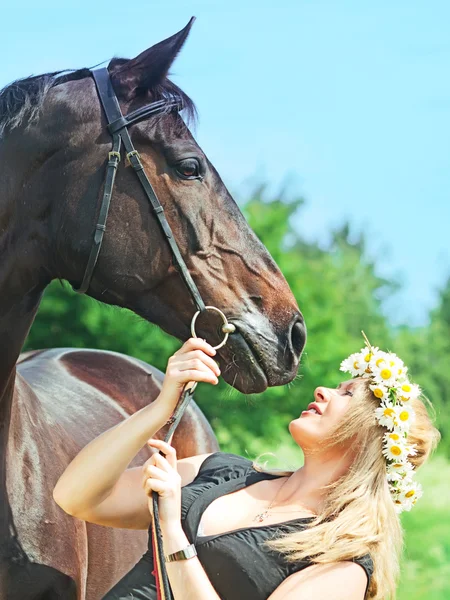 美しい女性と彼女の馬 — ストック写真