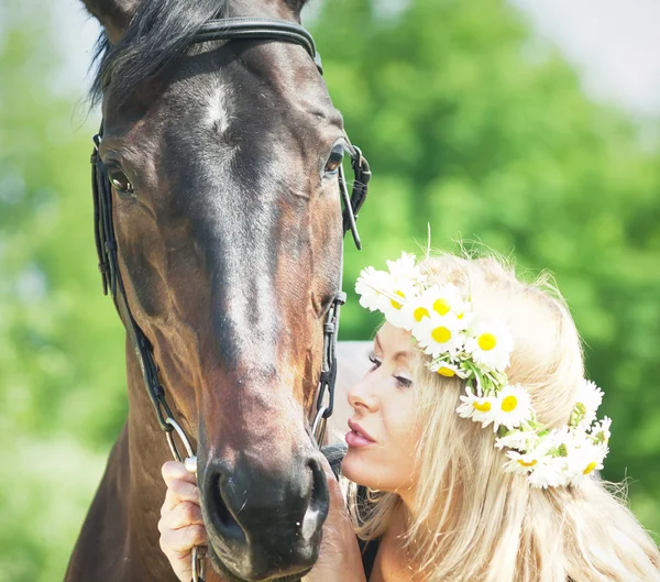 美丽的女人对她的母马的吻 — 图库照片