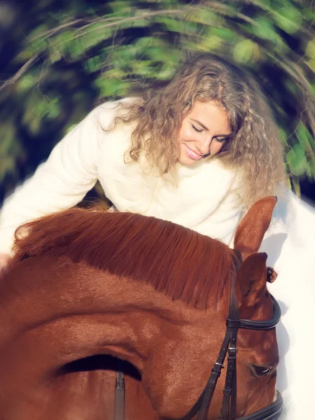 Hermosa joven novia con caballo — Foto de Stock