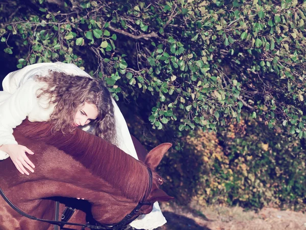 Retrato suave de hermosa joven novia con caballo — Foto de Stock