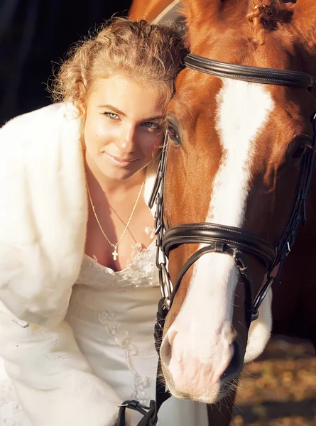 Портрет красивої нареченої з конем на темному тлі — стокове фото