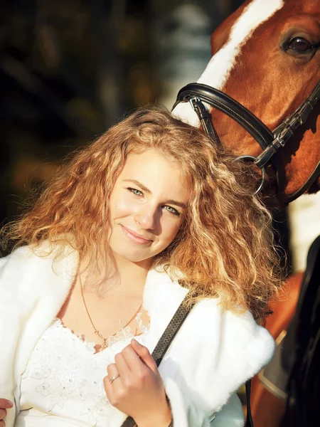 말과 함께 아름 다운 신부 초상화 — 스톡 사진