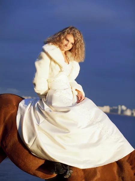 Mooie bruid rijden op paard bij avond Golf — Stockfoto