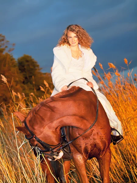 Nigth에서 붉은 말에 siting 아름 다운 신부 — 스톡 사진