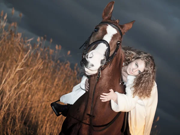 Portrait of beautiful bride siting on red horse at nigth — Stock Photo, Image