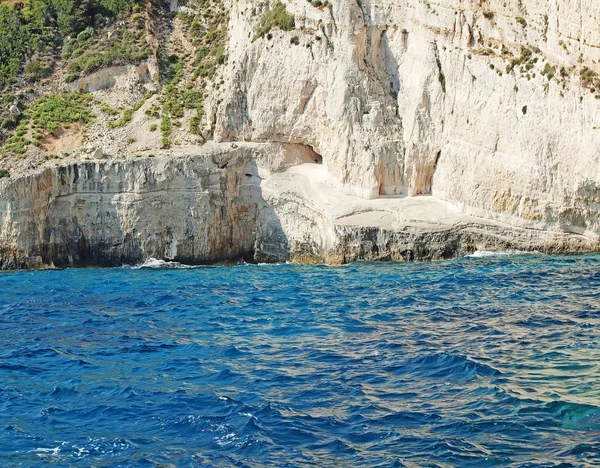 Pobřeží ostrova Zakynthos s skalní stěně, Řecko — Stock fotografie