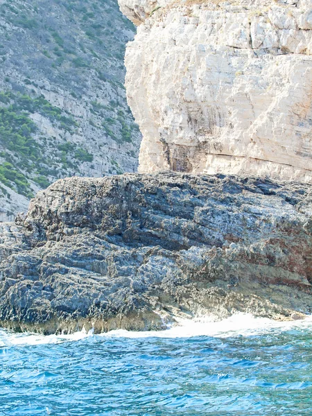 Costa di Zante con rocce bianche e nere, Grecia — Foto Stock