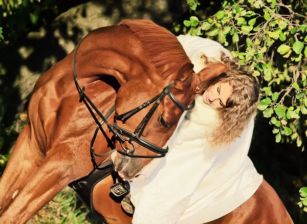 Νύφη επικαθήμενου κόκκινο άλογο — Φωτογραφία Αρχείου