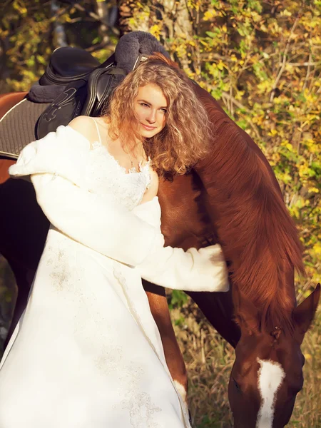 花嫁は赤馬と一緒に乗る — ストック写真