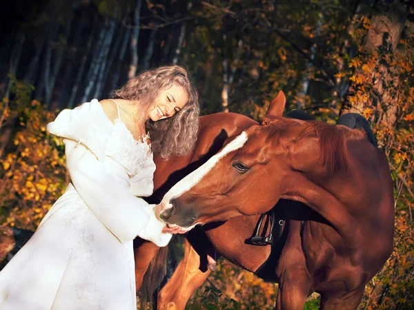 Νύφη βόλτα με το κόκκινο άλογο — Φωτογραφία Αρχείου