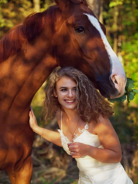 花嫁は赤馬と一緒に乗る — ストック写真
