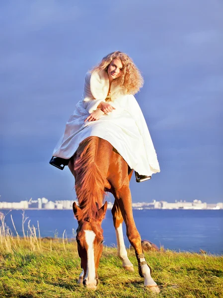 夕方には湾で赤い馬に乗って花嫁 — ストック写真