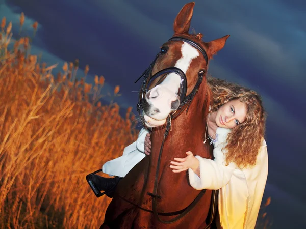 Paseo de novia en caballo rojo por la noche — Foto de Stock