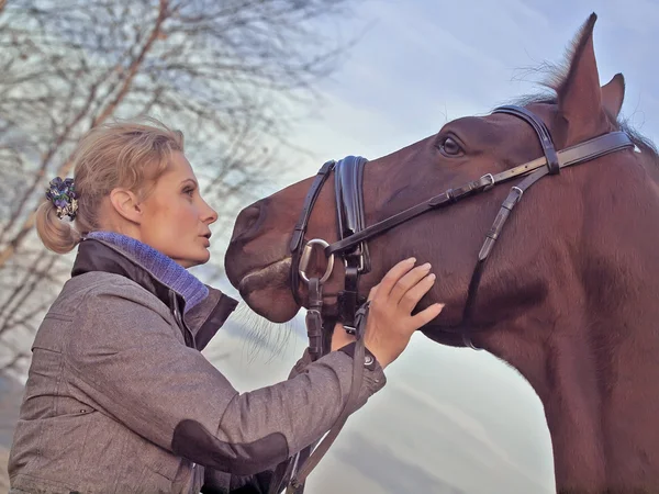 Ritratti di donne con il suo cavallo alla sera d'autunno — Foto Stock