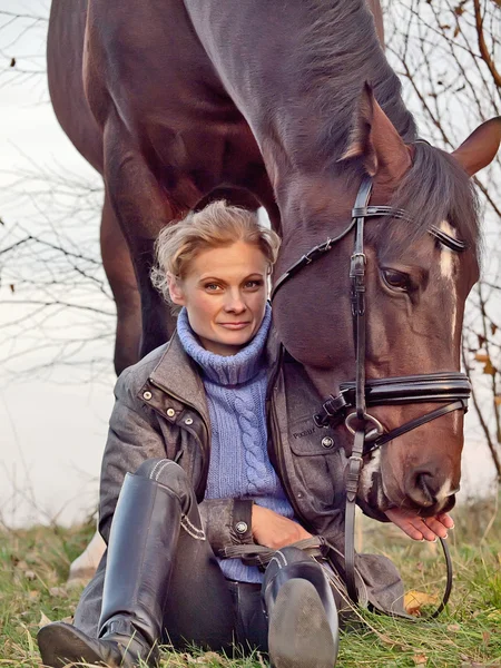 Sonbahar akşam atının kadınla — Stok fotoğraf