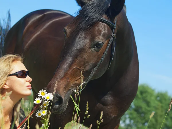 彼女の馬を持つ美しい女性の肖像画 — ストック写真