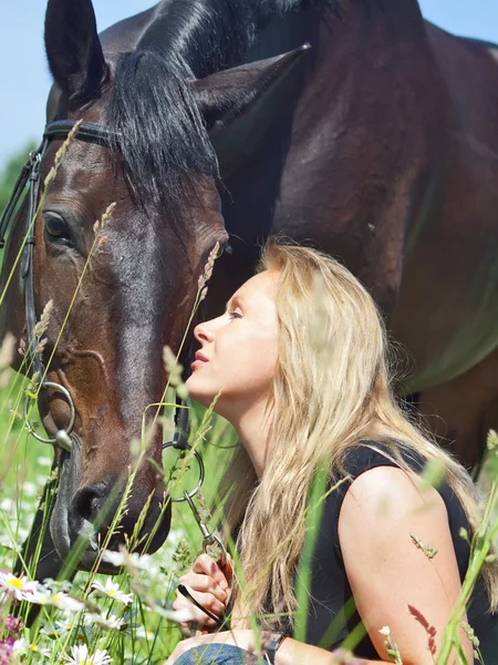 彼女の馬を持つ美しい女性の肖像画 — ストック写真