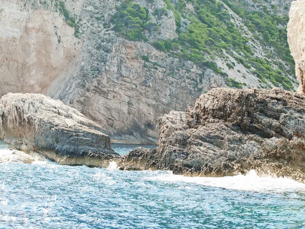 Skalnaté pobřeží zante, Řecko — Stock fotografie