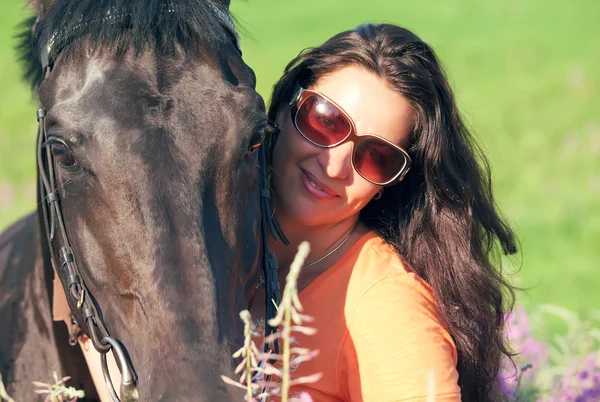 Mulheres bonitas com cavalo no campo — Fotografia de Stock