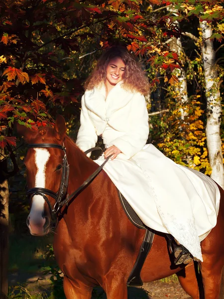 Ωραίο χαμογελαστός νεαρός νύφη σε άλογο — Φωτογραφία Αρχείου