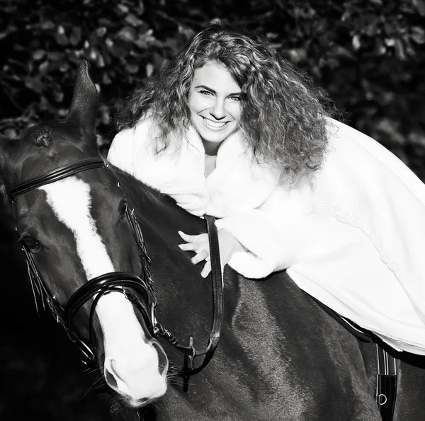 Nevěsta jezdit na koni, červené — Stock fotografie