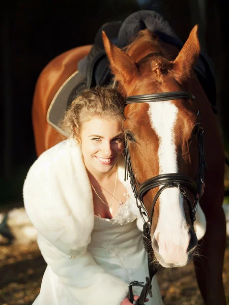 Retrato de novia bonita con caballo — Foto de Stock