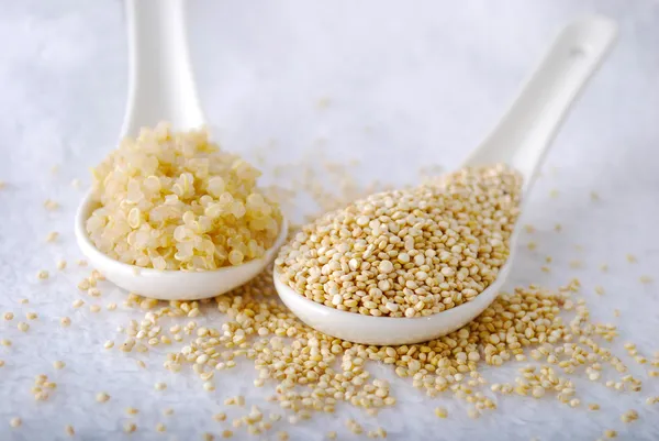 Cooked and uncooked quinoa — Stock Photo, Image