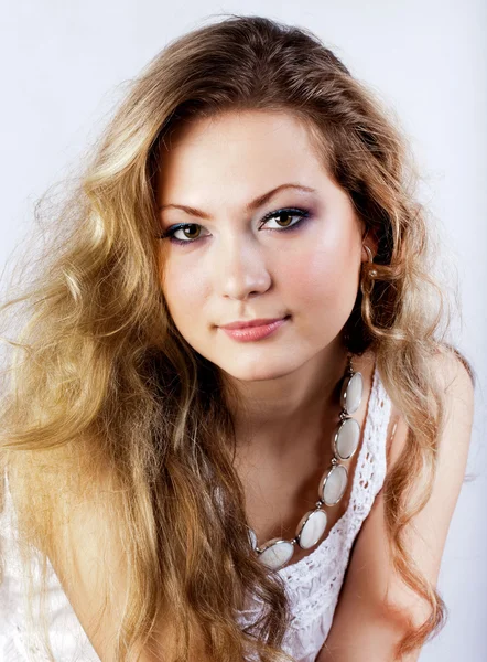 Mädchen von slawischem Aussehen mit langen blonden Haaren — Stockfoto