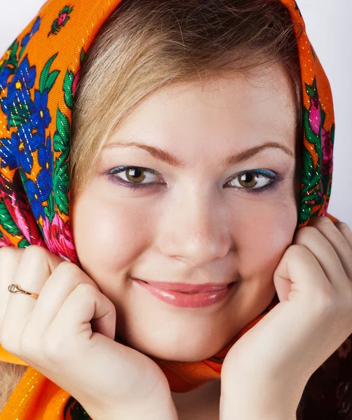 Porträtt av den unga flickan i en ljus halsduk — Stockfoto