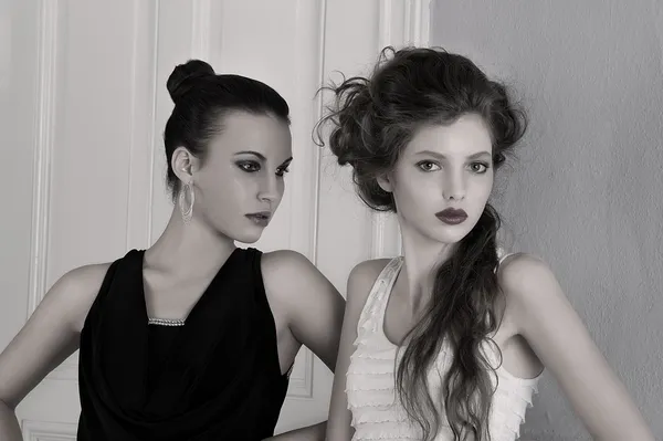 Дівчата в чорно-білих сукнях з дивовижними позами — стокове фото