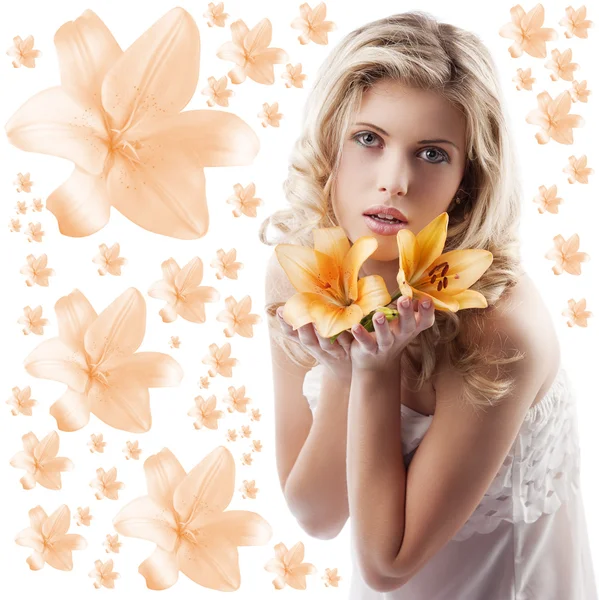 Lockiges blondes Mädchen mit orangefarbener Lilie — Stockfoto
